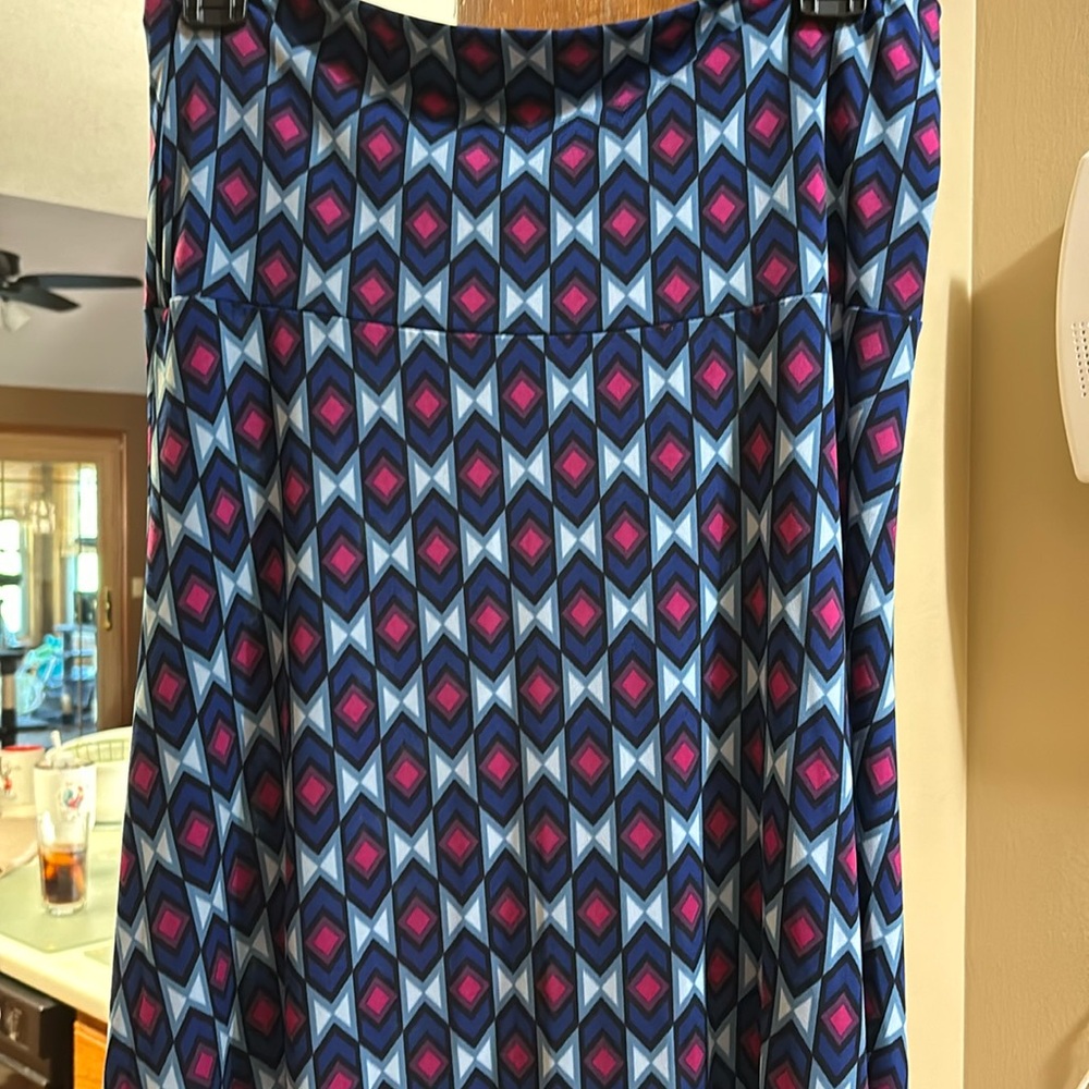 Maxi skirt from Lularoe. Excellent condition worn 1 time. Size M